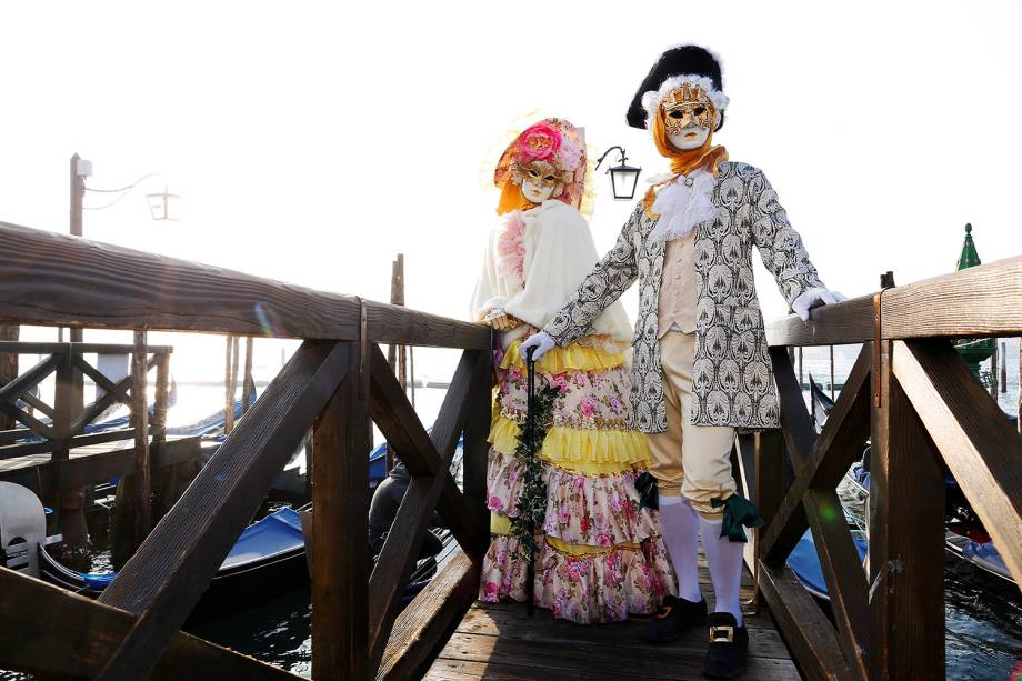 Casal de foliões na praça San Marco durante o Carnaval de Veneza na Itália - 18/02/2017