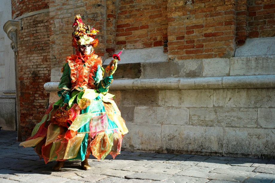 Folião fantasiado durante o Carnaval de Veneza, Itália - 20/02/2017