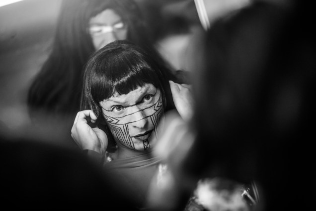 Integrantes de escola de samba se preparam para desfilar no segundo dia de carnaval em São Paulo