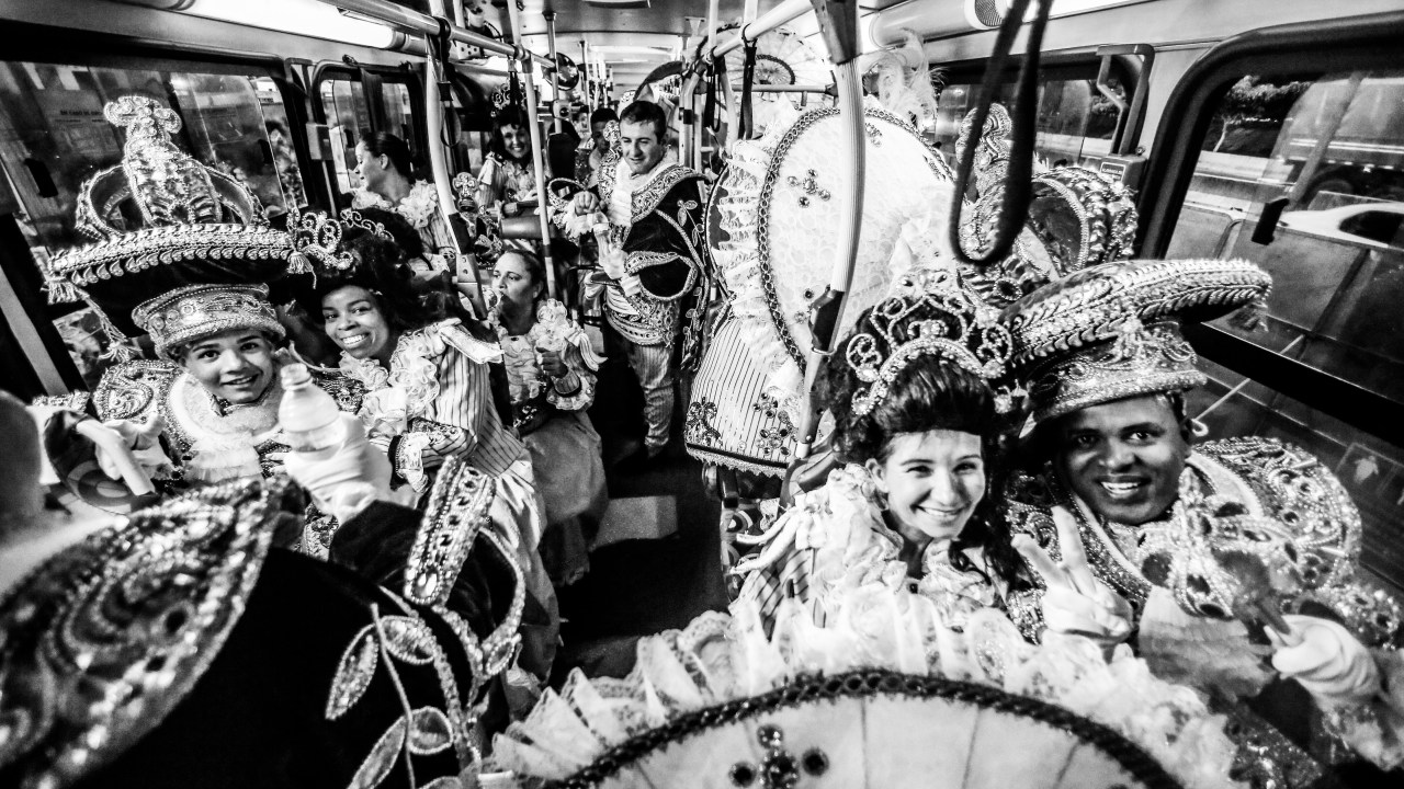 Integrantes de escola de samba se preparam para deixar o sambódromo após desfile em São Paulo