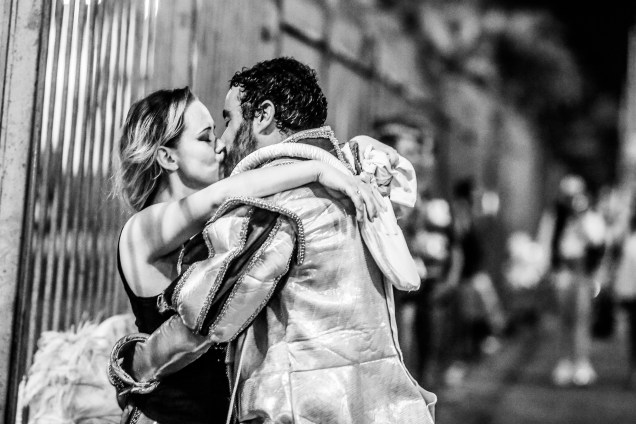 Casal apaixonado se beija após desfile de escola de samba em São Paulo