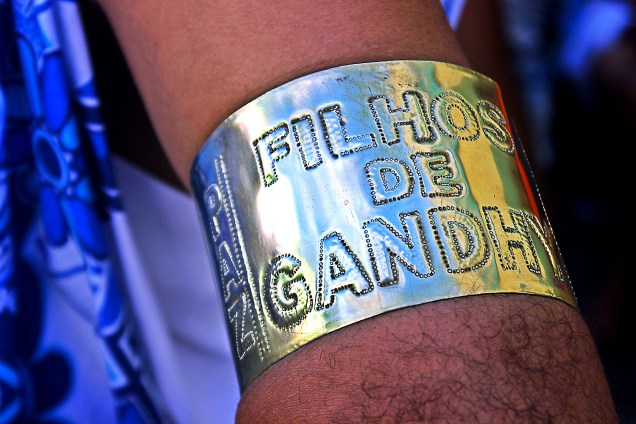 Folião usa pulseira personalizada no bloco Filhos de Gandhy em Salvador, Bahia - 27/02/2017