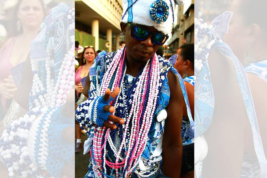 Folião no bloco Filhos de Gandhy em Salvador, Bahia - 27/02/2017
