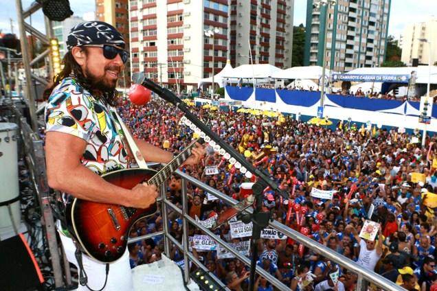 Bell Marques se apresenta em trio elétrico em Salvador, Bahia