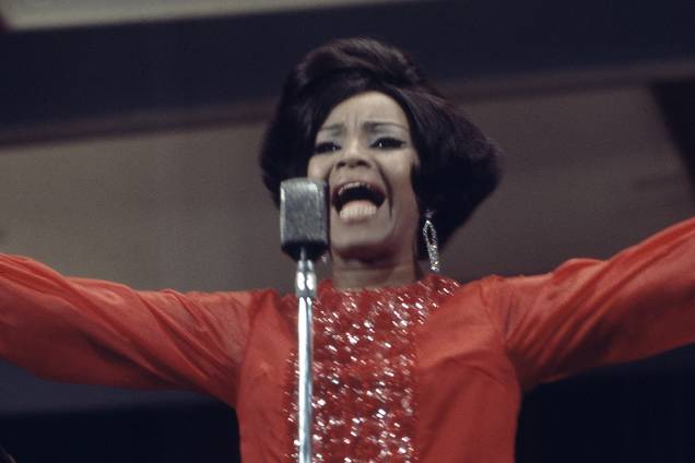 Elza Soares se apresenta durante festival de música popular na década de 60
