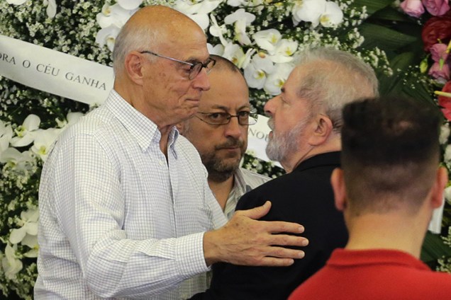 Vereador Eduardo Suplicy cumprimenta o ex-presidente Lula durante velório de sua esposa, Marisa Letícia