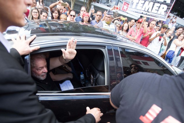Ex-presidente Luiz Inácio Lula da Silva deixa o velório da mulher, Marisa Letícia, no Sindicato dos Metalúrgicos do ABC, em São Bernardo do Campo, São Paulo