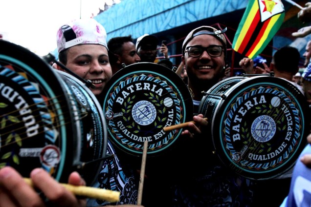 Integrantes da Acadêmicos do Tatuapé comemoram o título do Carnaval 2017 de São Paulo no barracão da escola