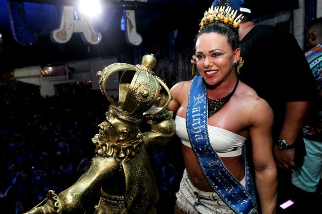 Andrea Capitulino, rainha de bateria da Acadêmicos do Tatuapé, comemora título do Carnaval de São Paulo