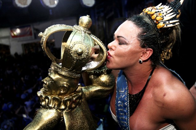 Andrea Capitulino, rainha de bateria da Acadêmicos do Tatuapé, beija a taça do Carnaval de São Paulo