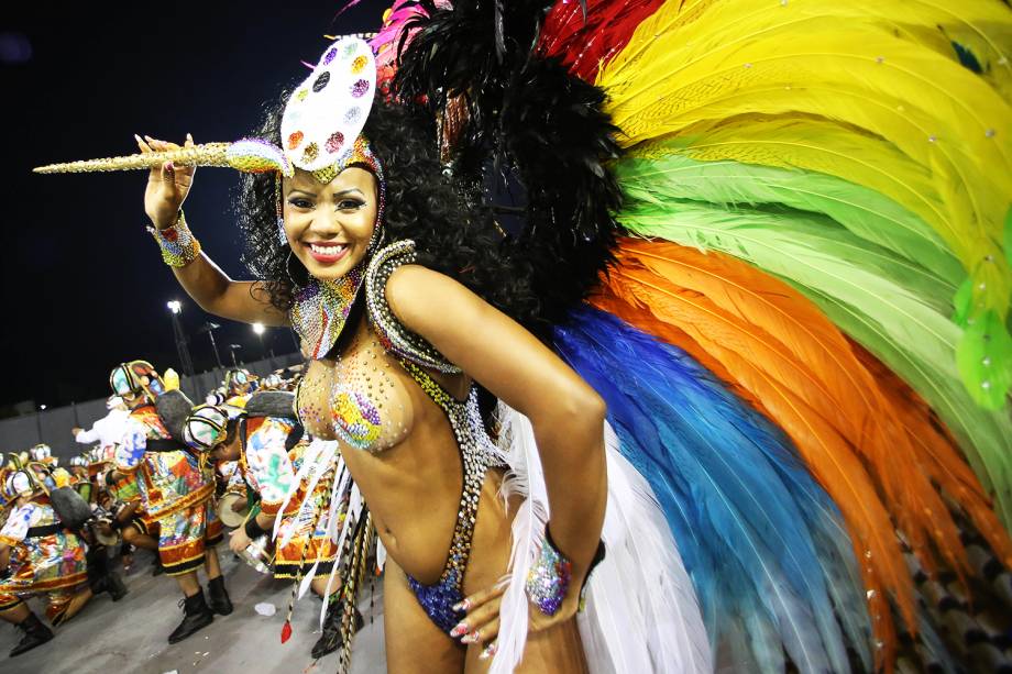 Com o enredo 'Eu sou a arte: meu palco é a rua', a escola de samba Acadêmicos do Tucuruvi desfila no Sambódromo do Anhembi, em São Paulo (SP) - 25/02/2017