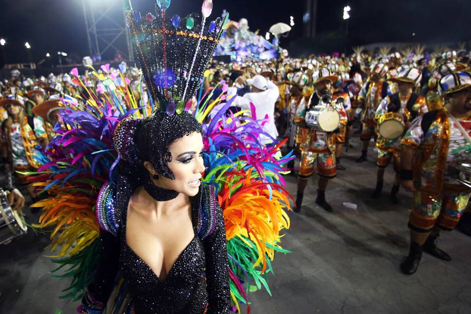 Daniela Albuquerque, rainha de bateria da escola de samba Acadêmicos do Tucuruvi, durante desfile no Sambódromo do Anhembi - 25/02/2017