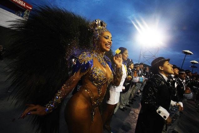 Cinthia Santos, rainha de bateria da escola de samba Águia de Ouro, durante desfile no Sambódromo do Anhembi, em São Paulo (SP) - 25/02/2017