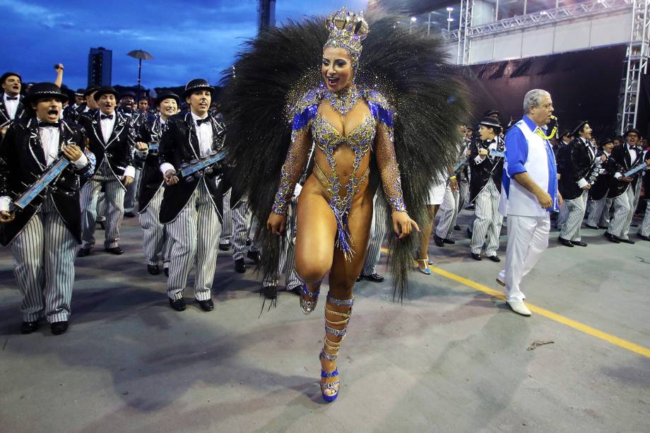 Cinthia Santos, rainha de bateria da escola de samba Águia de Ouro, durante desfile no Sambódromo do Anhembi, em São Paulo (SP) - 25/02/2017