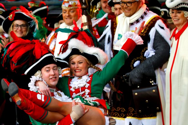 Carnaval pelo mundo - Alemanha: Foliões celebram o "Weiberfastnacht" (Carnaval das Mulheres), que marca o início de uma semana de festas de rua em Colônia, terminando nas procissões da "Segunda-feira Rosa" - 23/02/2017