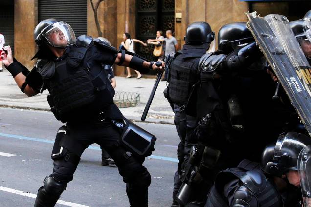 Funcionários públicos estaduais então em confronto com policiais durante protesto em frente à Assembleia Legislativa (Alerj), centro do Rio de Janeiro (RJ) - 09/02/2017 Funcionários públicos estaduais então em confronto com policiais durante protesto em frente à Assembleia Legislativa (Alerj), centro do Rio de Janeiro (RJ) - 09/02/2017