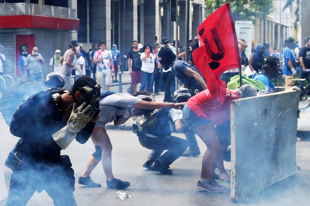 Policiais militares e servidores públicos estaduais entraram em confronto na tarde desta quinta-feira, em frente à Assembleia Legislativa do Rio de Janeiro (Alerj) - 09/02/2017