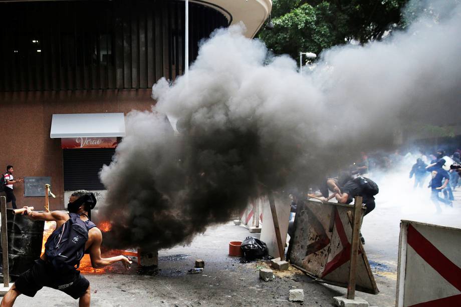 Confronto entre manifestantes e policiais militares do Batalhão de Choque. Protesto de servidores do Estado do Rio de Janeiro contra o pacote de ajuste fiscal do governo, realizado em frente ao prédio da Alerj (Assembleia Legislativa do Rio de Janeiro) - 09/02/2017 Confronto entre manifestantes e policiais militares do Batalhão de Choque. Protesto de servidores do Estado do Rio de Janeiro contra o pacote de ajuste fiscal do governo, realizado em frente ao prédio da Alerj (Assembleia Legislativa do Rio de Janeiro) - 09/02/2017