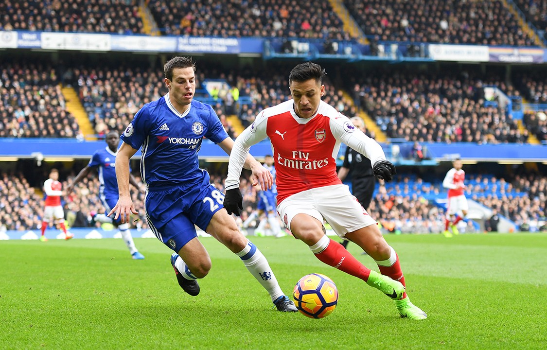 Alexis Sanchez, do Arsenal, e Cesar Azpilicueta, Chelsea, disputam a bola durante partida pela Premier League em Londres, Inglaterra