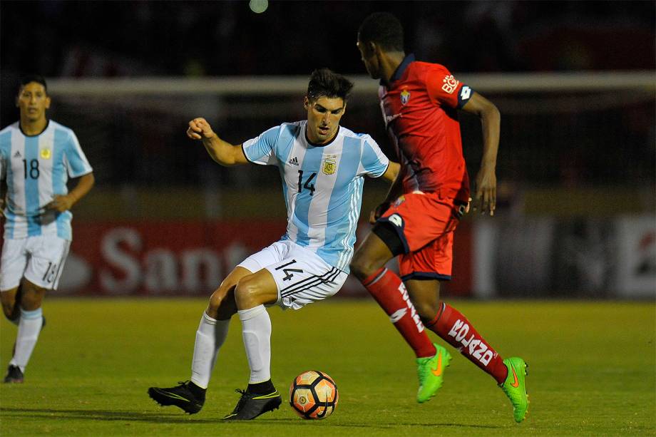 O time do Atlético Tucumán tem problema com voo, atrasa jogo e usa uniforme da Argentina - 08/02/2017