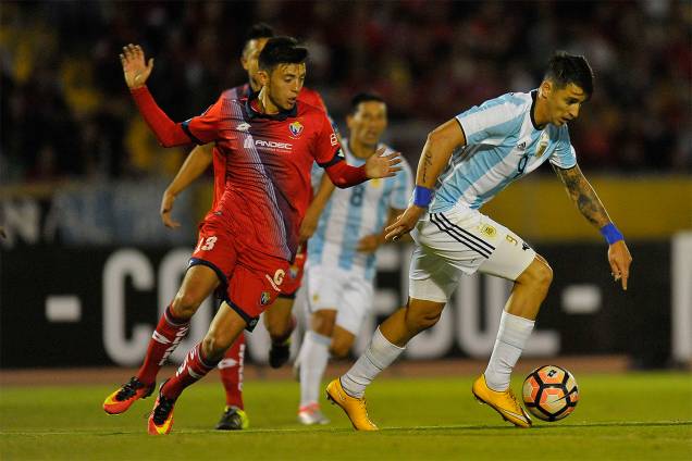 O time do Atlético Tucumán tem problema com voo, atrasa jogo e usa uniforme da Argentina - 08/02/2017 O time do Atlético Tucumán tem problema com voo, atrasa jogo e usa uniforme da Argentina - 08/02/2017
