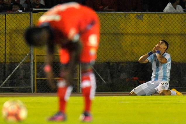 O time do Atlético Tucumán tem problema com voo, atrasa jogo e usa uniforme da Argentina - 08/02/2017 O time do Atlético Tucumán tem problema com voo, atrasa jogo e usa uniforme da Argentina - 08/02/2017