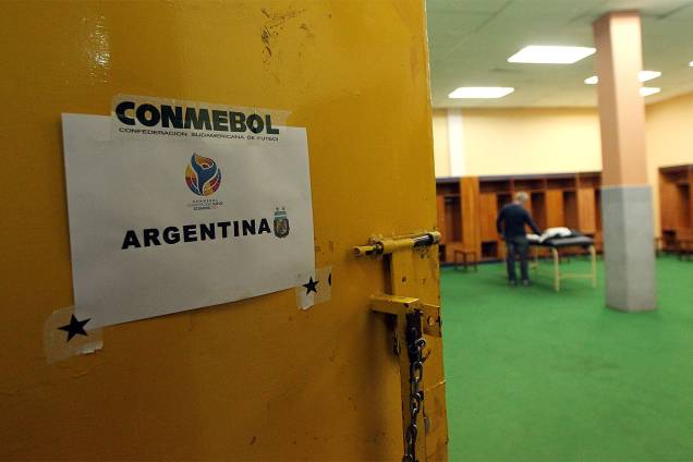 O time do Atlético Tucumán tem problema com voo, atrasa jogo e usa uniforme da Argentina - 08/02/2017 O time do Atlético Tucumán tem problema com voo, atrasa jogo e usa uniforme da Argentina - 08/02/2017