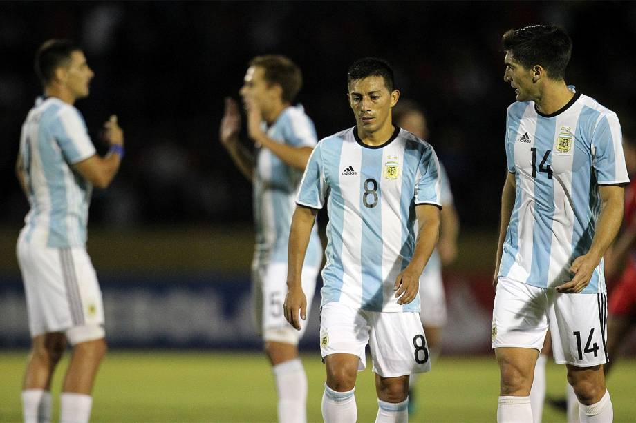 O time do Atlético Tucumán tem problema com voo, atrasa jogo e usa uniforme da Argentina - 08/02/2017