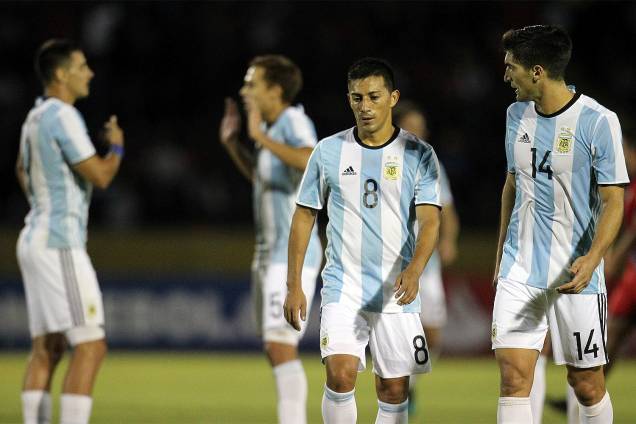 O time do Atlético Tucumán tem problema com voo, atrasa jogo e usa uniforme da Argentina - 08/02/2017 O time do Atlético Tucumán tem problema com voo, atrasa jogo e usa uniforme da Argentina - 08/02/2017