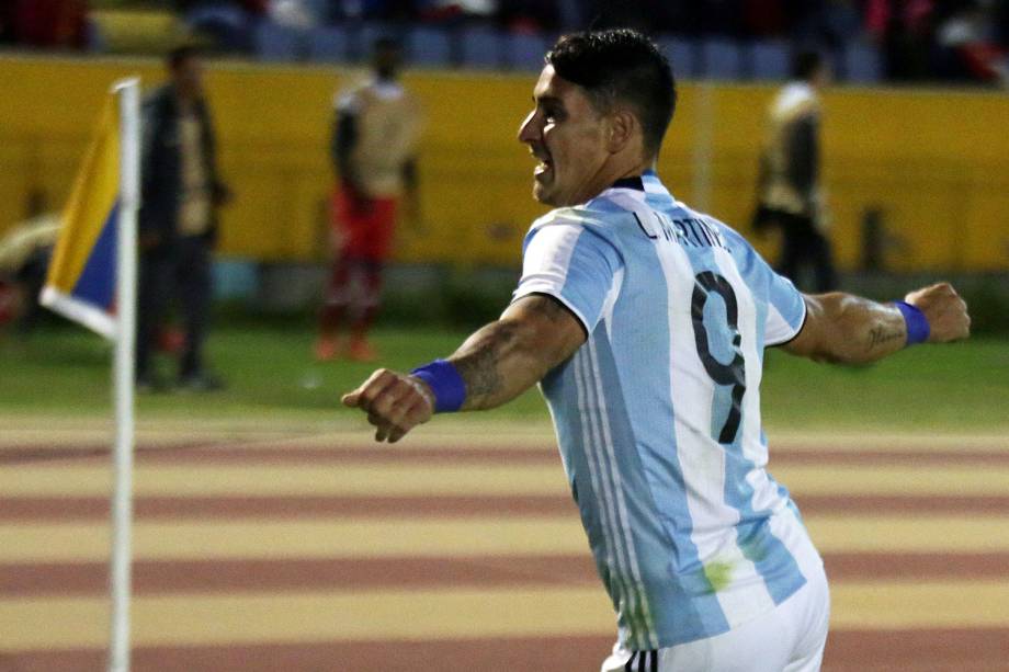 O time do Atlético Tucumán tem problema com voo, atrasa jogo e usa uniforme da Argentina - 08/02/2017