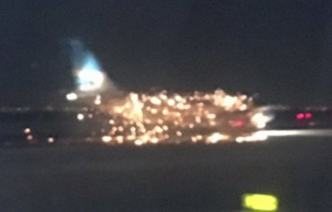 Passageiros de outro vôo capturam momento em que motores de avião explodem no aeroporto internacional JFK, em Nova York