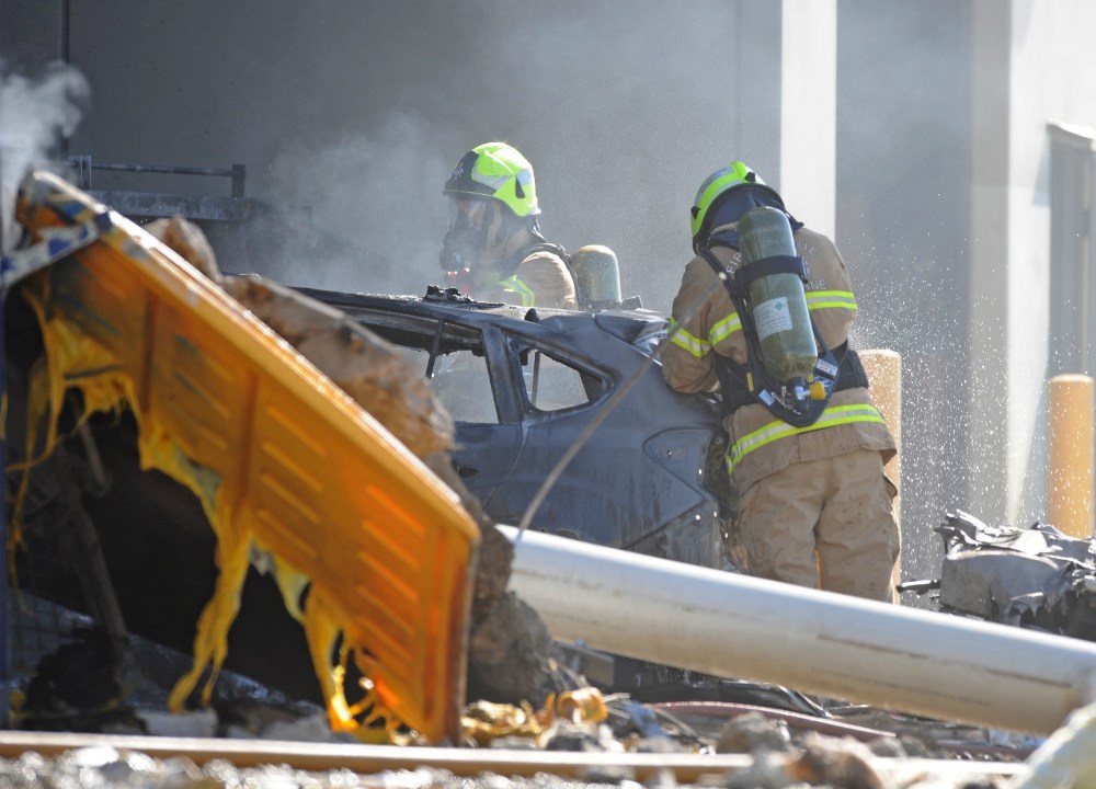Bombeiros trabalham no local onde um pequeno avião desabou, em Melbourne