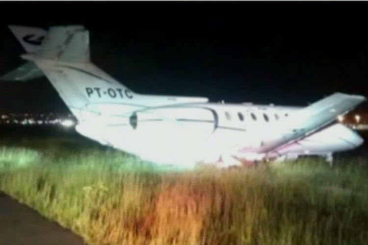 O avião que transportava o senador Aécio Neves parou fora da pista no Aeroporto de Guarulhos