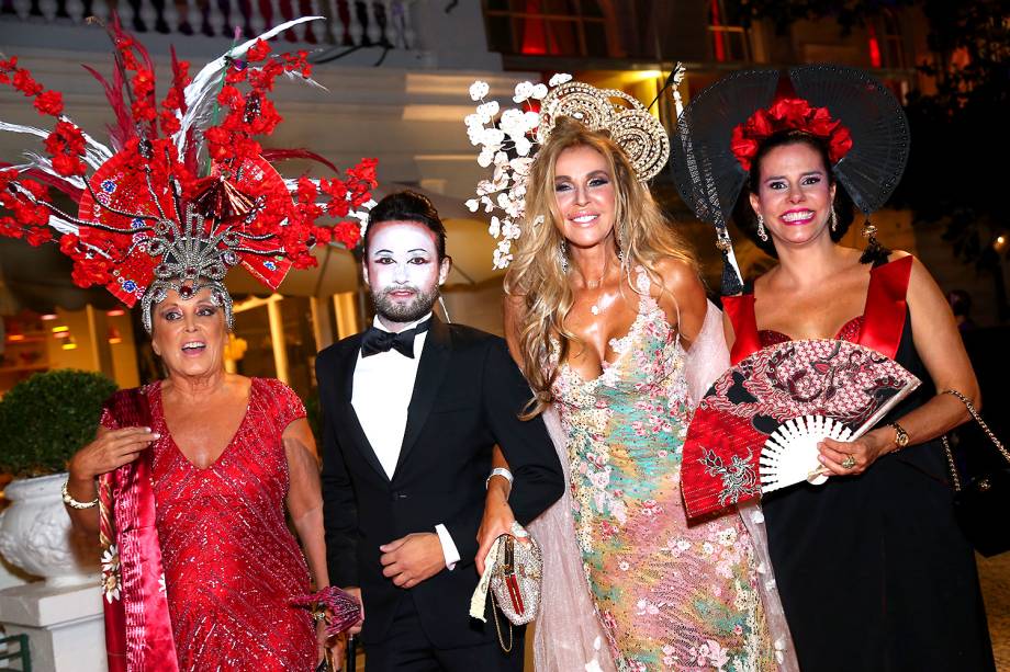 Tiago Gyster, Nina Stevens e Narcisa Tamborindeguy no baile de carnaval do Hotel Copacabana Palace, no Rio de Janeiro