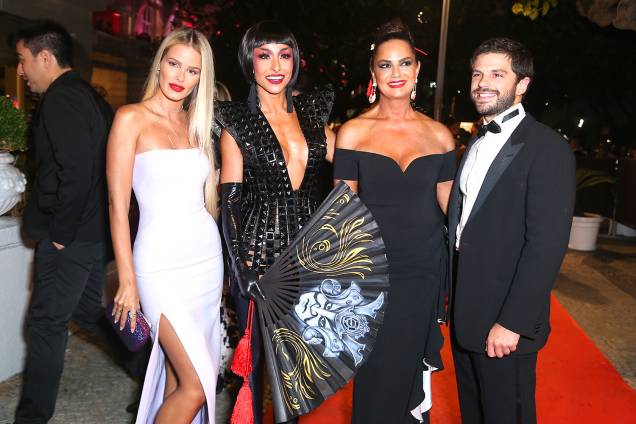 Yasmin Brunet, Sabrina Sato, Luiza Brunet e Duda Nagle, no baile de Carnaval do hotel Copacabana Palace, no Rio de Janeiro Yasmin Brunet, Sabrina Sato, Luiza Brunet e Duda Nagle, no baile de Carnaval do hotel Copacabana Palace, no Rio de Janeiro