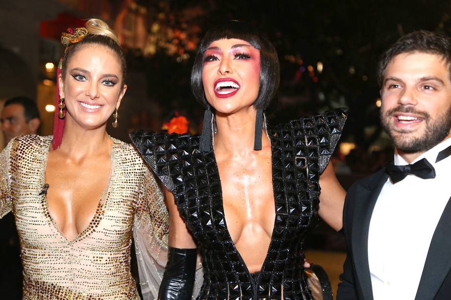Ticiane Pinheiro, Sabrina Sato e o namorado, Duda Nagle, no baile de Carnaval do Copacabana Palace, no Rio de Janeiro