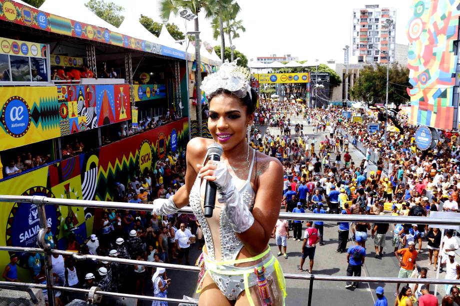 A banda Vingadora, do hit "Metralhadora", faz show em trio no Carnaval de Salvador