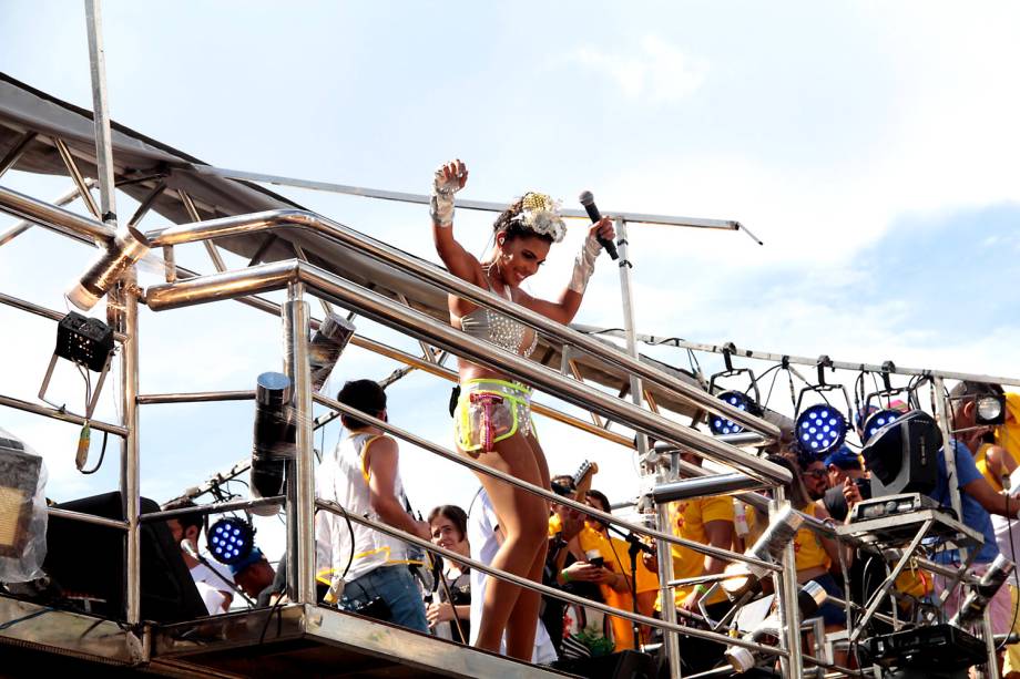 A banda Vingadora, do hit "Metralhadora", faz show em trio no Carnaval de Salvador