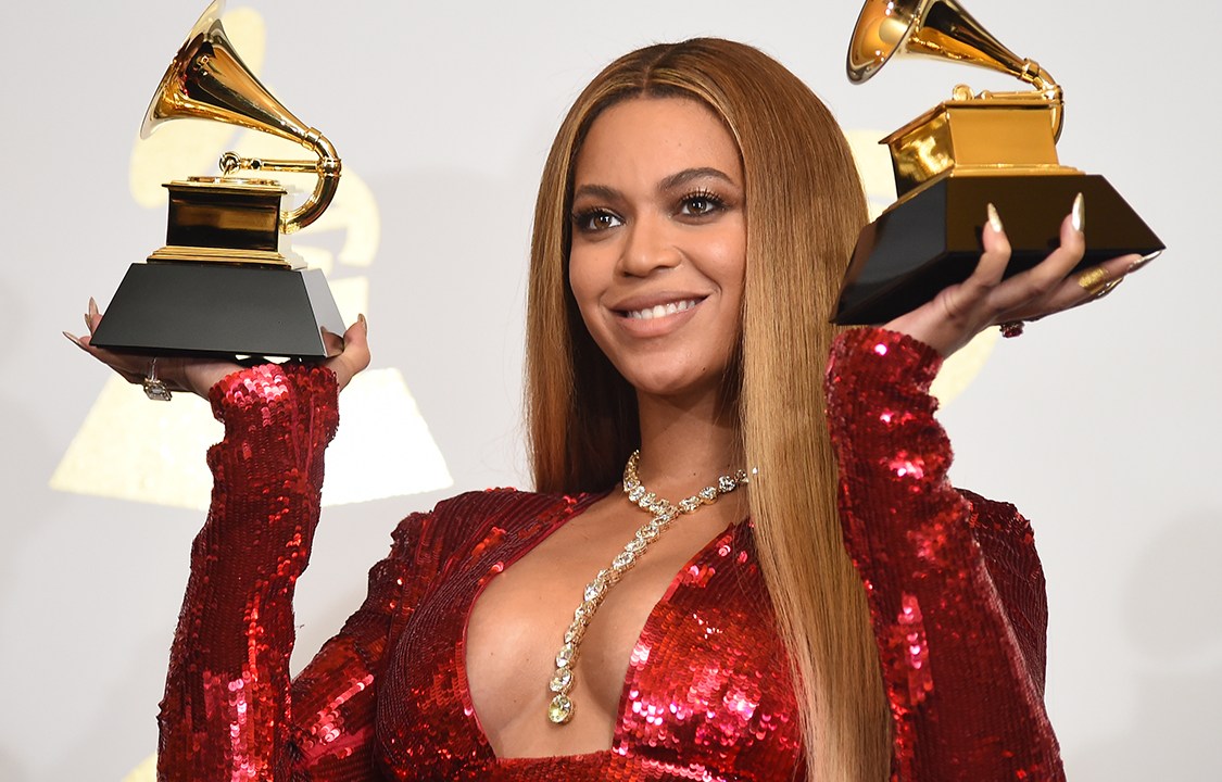 Beyoncé posa com suas duas estatuetas do Grammy 2017