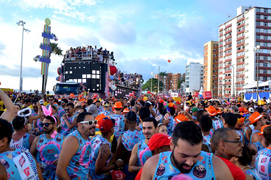 Show de Ivete Sangalo no bloco Corujas atrai multidões na Bahia