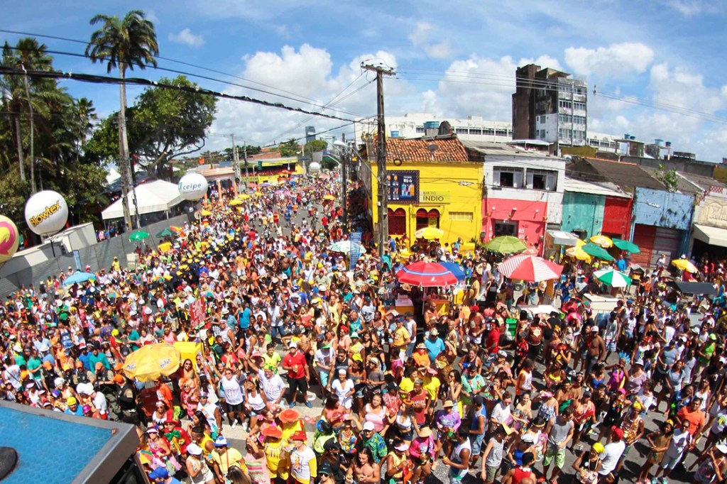 Movimentação de foliões no bloco Galo da Madrugada no Centro do Recife