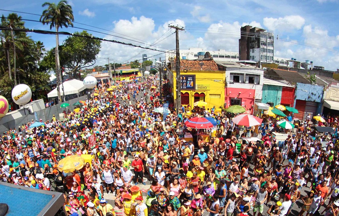 Movimentação de foliões no bloco Galo da Madrugada no Centro do Recife
