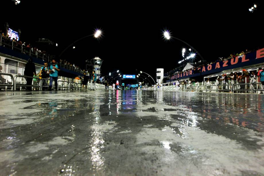 Após o término do desfile da Vai-Vai, integrantes da escola de samba Nenê de Vila Matilde reclamaram por conta da pista do Sambódromo do Anhembi estar molhada. Uma força-tarefa de limpeza foi acionada no local - 26/02/2017