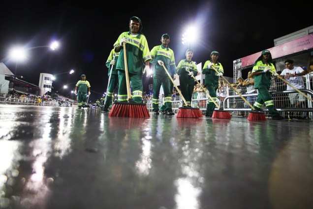 Serviço de limpeza da Prefeitura foi acionado após carro alegórico da escola de samba Vai-Vai derramar líquido na pista do Sambódromo do Anhembi - 26/02/2017