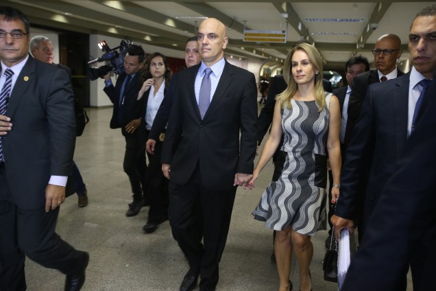 O ministro licenciado da Justiça, Alexandre de Moraes, e sua esposa, a advogada Viviane Barci de Moraes, chega para a sabatina para o cargo de ministro do Supremo Tribunal Federal (STF) no Senado, em Brasília - 21/02/2017