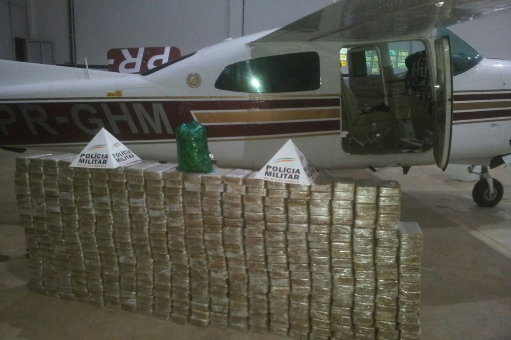Polícia apreende avião com 430Kg de pasta de coca em Pará de Minas (MG)