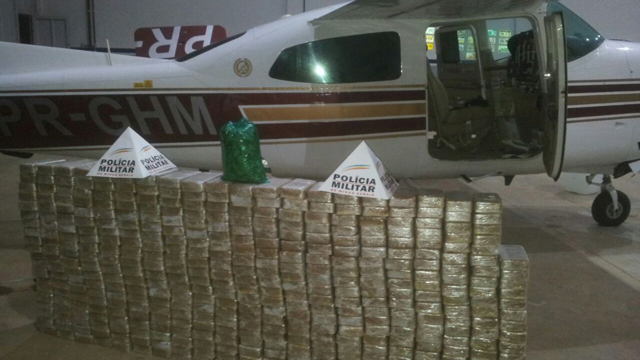 Polícia apreende avião com 430Kg de pasta de coca em Pará de Minas (MG)