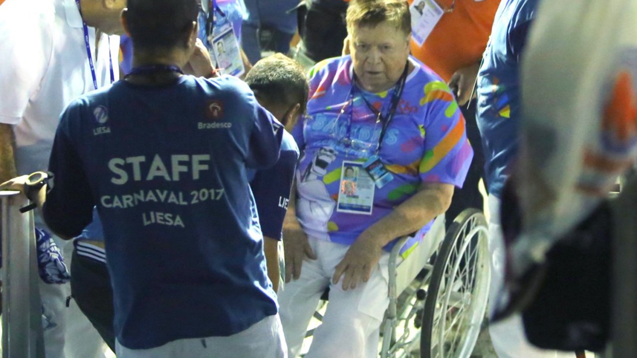 O ex-diretor de operações da Rede Globo, Boni, passa mal durante desfile na Marquês de Sapucaí e é retirado em cadeira de rodas - 28/02/2017