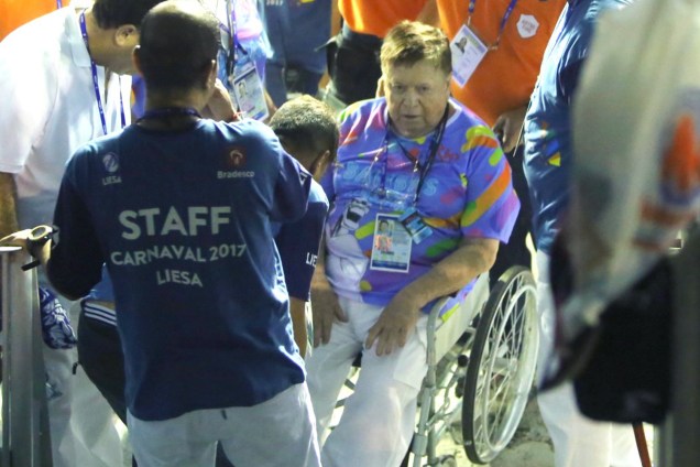 O ex-diretor de operações da Rede Globo, Boni, passa mal durante desfile na Marquês de Sapucaí e é retirado em cadeira de rodas - 28/02/2017