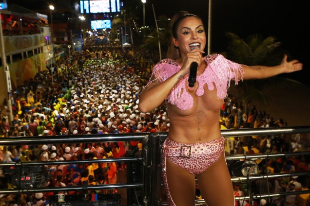 A cantora Alinne Rosa se apresenta em trio elétrico no Carnaval de Salvador (BA) - 24/02/2017